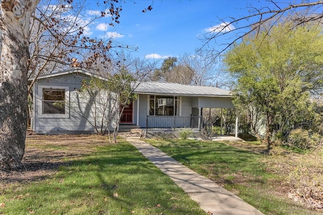 view of front of property featuring a front yard and covered porch