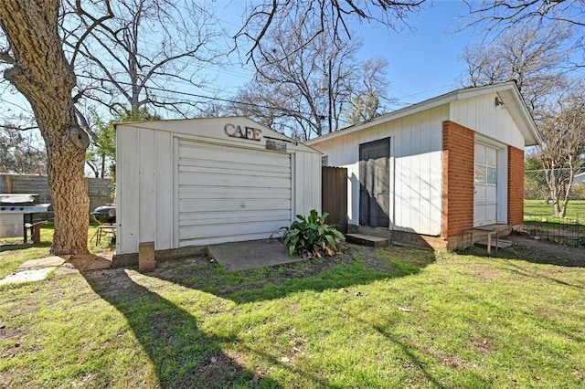 exterior space featuring a lawn