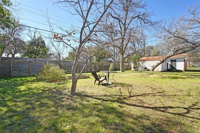 view of yard featuring a shed