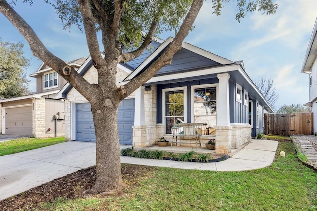 view of front facade featuring a porch and a front lawn