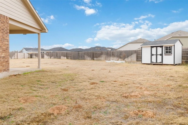 view of yard featuring a shed