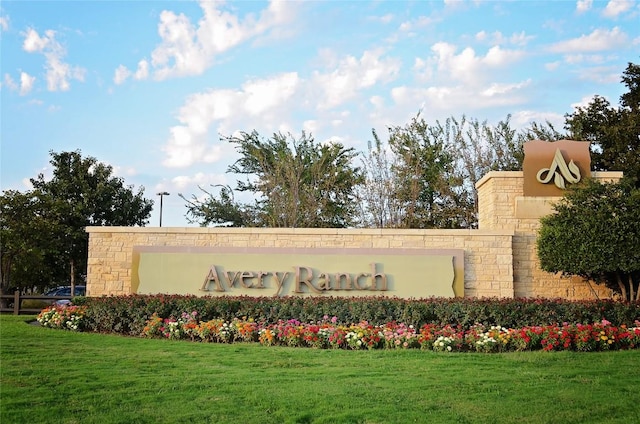 community sign with a lawn