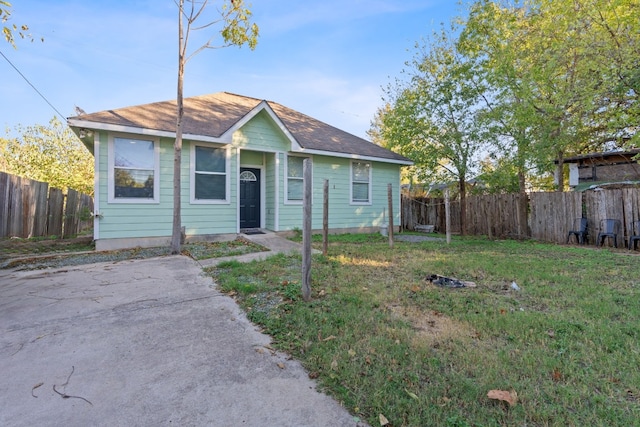 bungalow featuring a front lawn