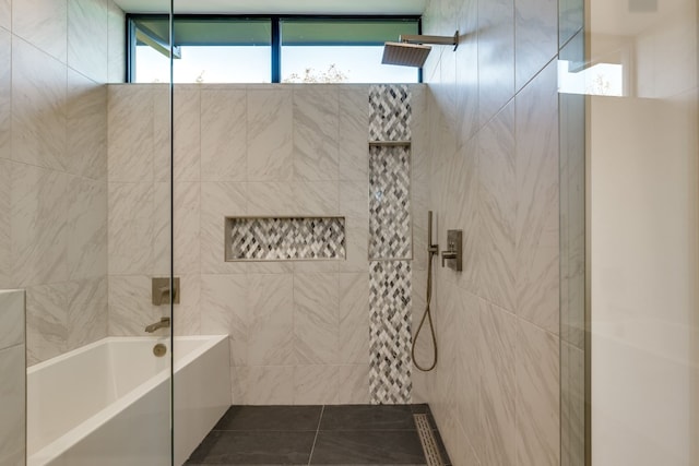 bathroom featuring tiled shower / bath combo