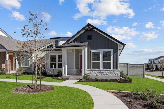 view of front of house featuring a front yard