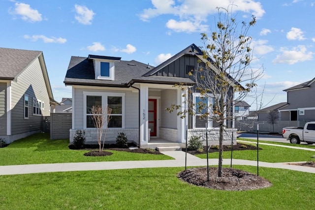 view of front of house featuring a front lawn