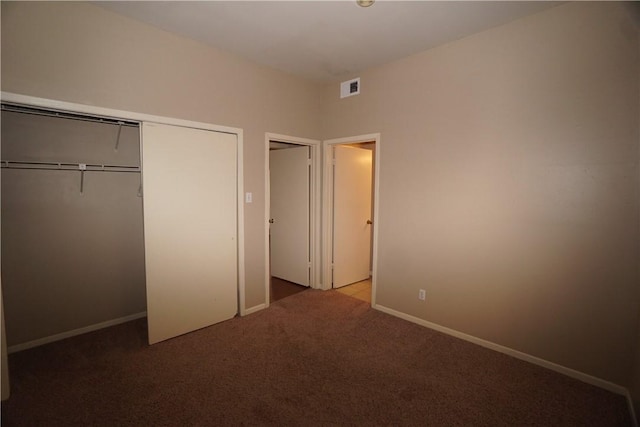 unfurnished bedroom with carpet flooring and a closet