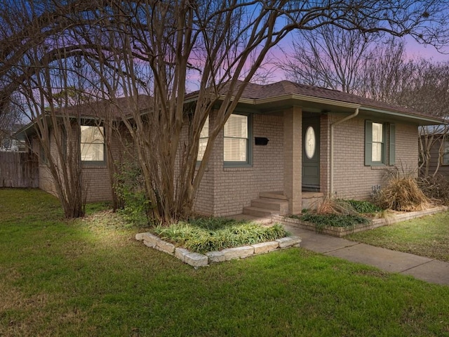 view of front facade featuring a yard