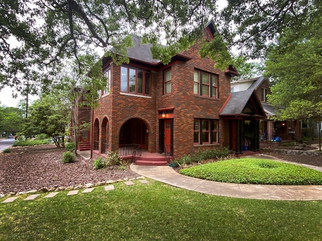 view of front of property featuring a front yard