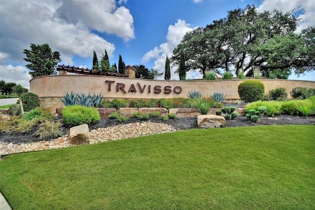 community sign with a yard