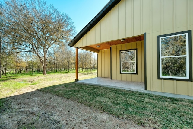 view of yard featuring a patio