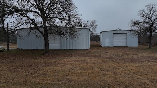 view of yard with an outbuilding