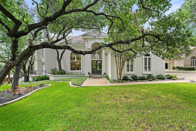 view of front of property featuring a front yard