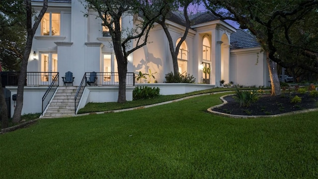 view of front facade featuring a front lawn