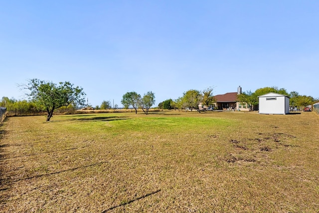 view of yard featuring a rural view