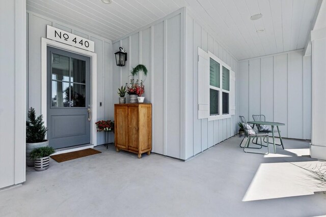 property entrance featuring a porch