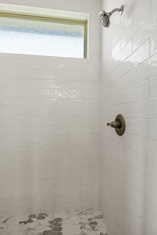 bathroom featuring a tile shower