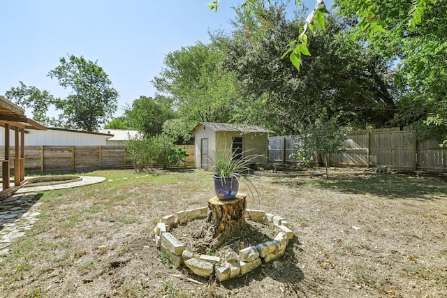 view of yard featuring a storage unit