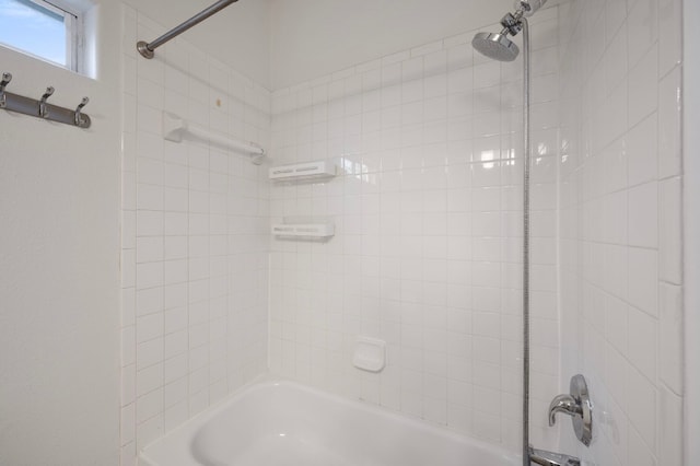 bathroom featuring tiled shower / bath