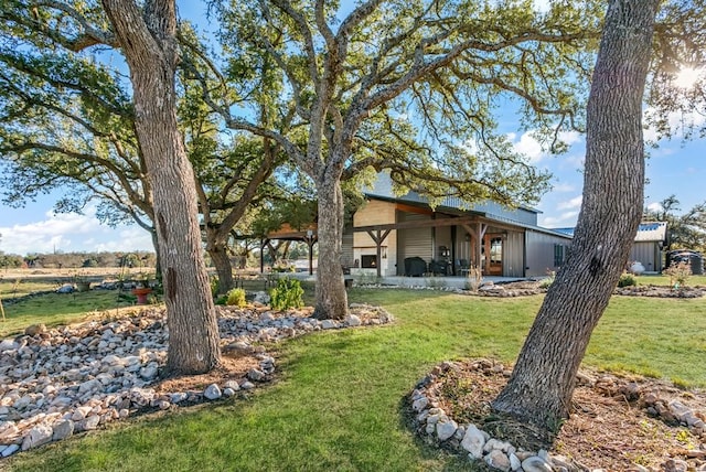 view of front of property with a front yard