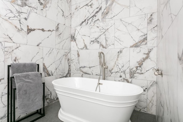 bathroom featuring a washtub