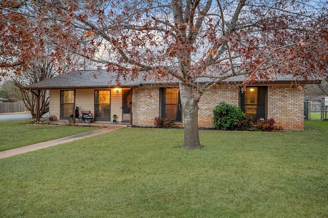 ranch-style home featuring a front lawn