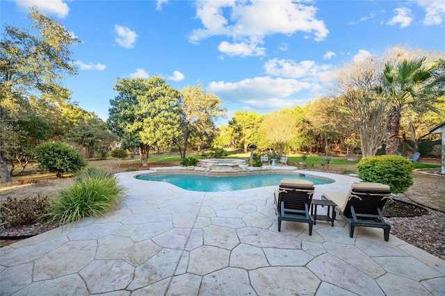 view of pool with an in ground hot tub and a patio area