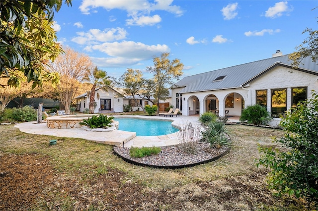 view of pool featuring a jacuzzi and a patio area