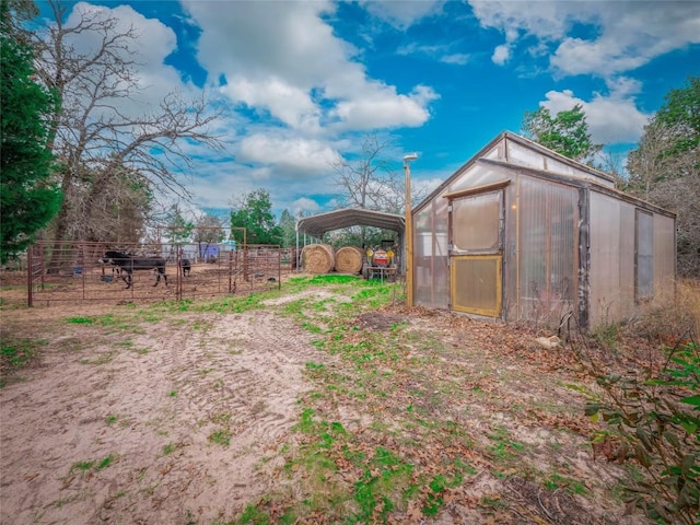 view of yard featuring an outbuilding