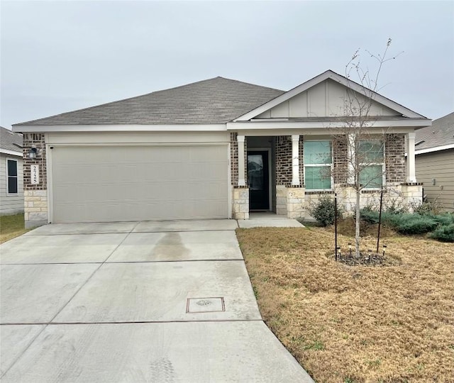 view of front facade featuring a garage and a front yard