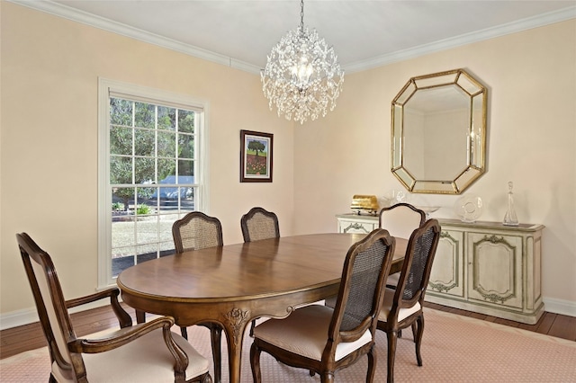 dining room featuring an inviting chandelier, ornamental molding, and light hardwood / wood-style flooring