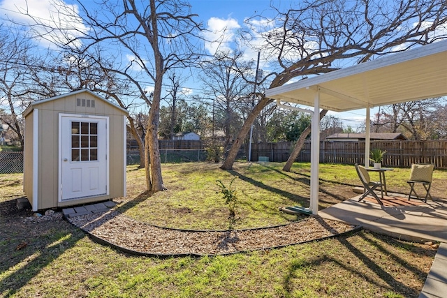 view of yard featuring a storage unit