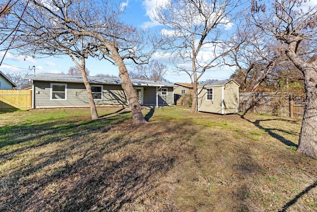 view of yard with a storage unit