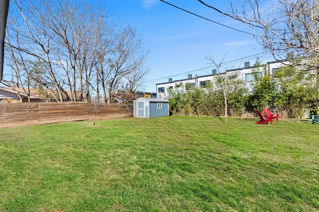 view of yard featuring a storage shed