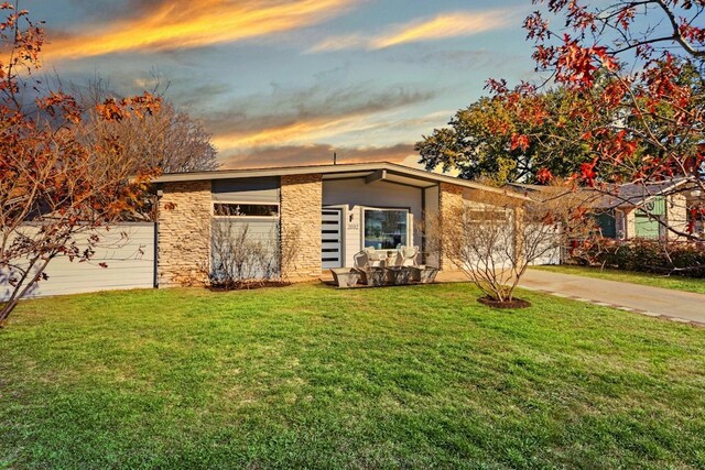 view of front of home featuring a yard and a garage