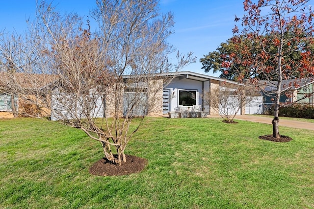 ranch-style home with a front yard