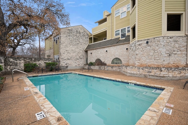 view of swimming pool