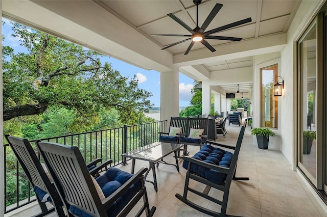 balcony featuring outdoor lounge area and ceiling fan