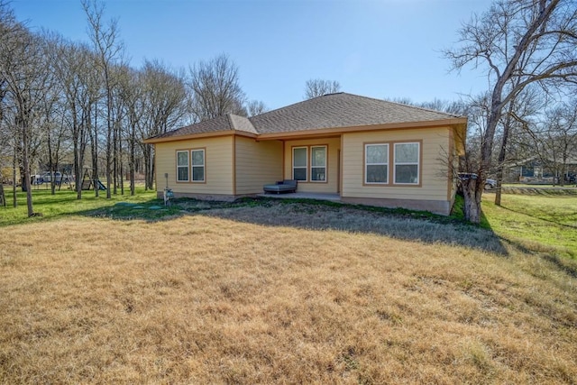 view of front of house featuring a front lawn