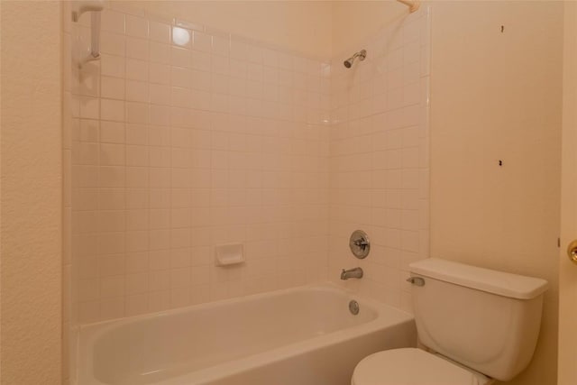 bathroom with tiled shower / bath and toilet