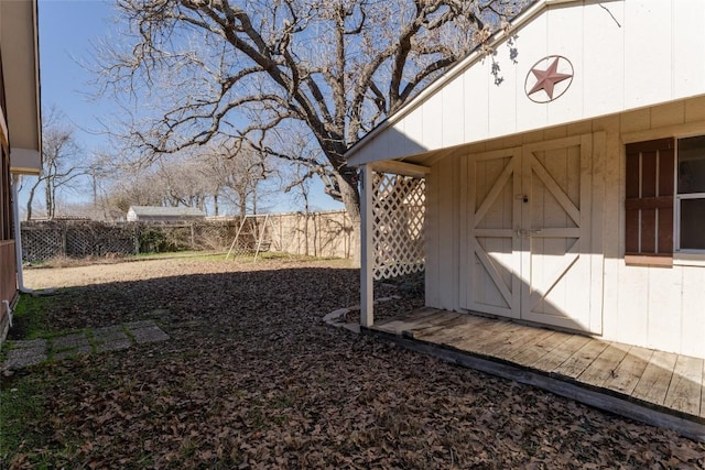 view of yard featuring a shed