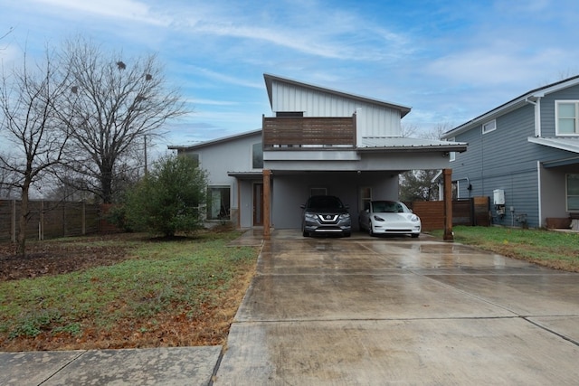 view of front of property featuring a front lawn and a carport