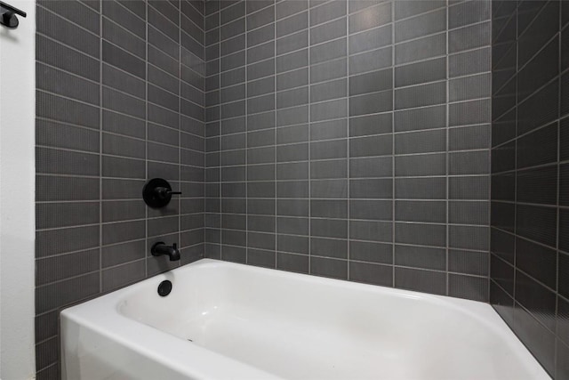 bathroom featuring tiled shower / bath