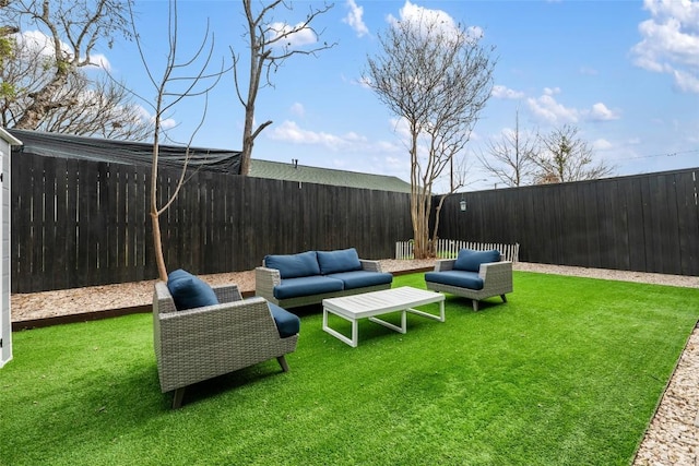 view of yard featuring outdoor lounge area