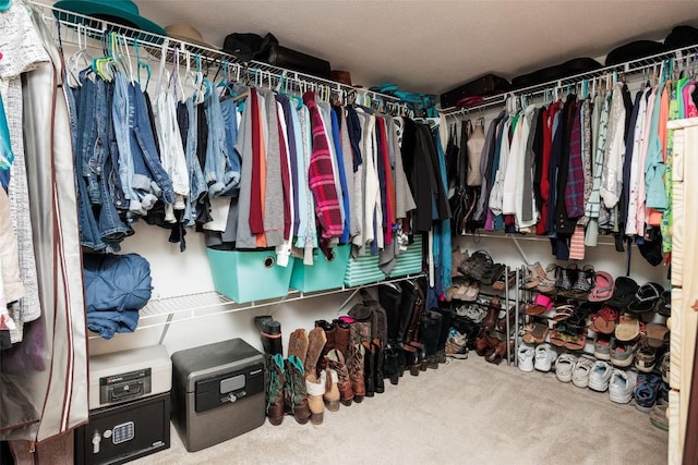 walk in closet featuring carpet flooring