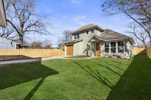 view of front of house featuring a front yard