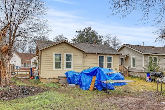 back of house featuring a lawn