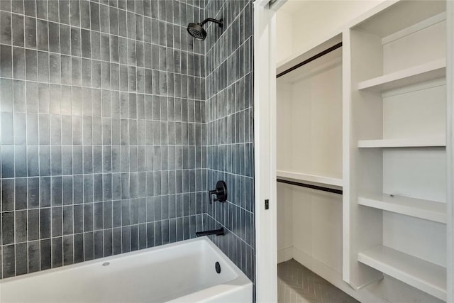 bathroom with tiled shower / bath