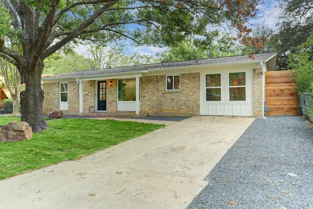 ranch-style home featuring a front lawn