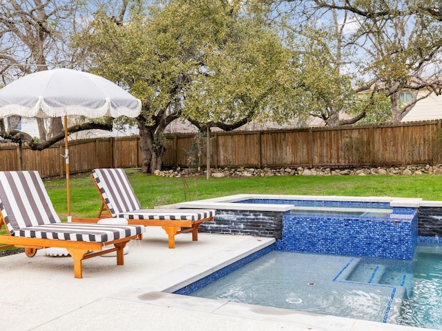 view of pool featuring an in ground hot tub, a lawn, and a patio